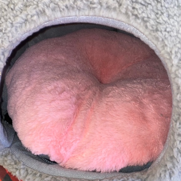 SOLD New Whisker City Sleepy Hut Cat Dog Bed Hideaway - Picture 5 of 8